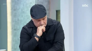 لحظة مؤثرة بكاء بن زكري بعد تصريحات الناقد صالح أبو نخاع